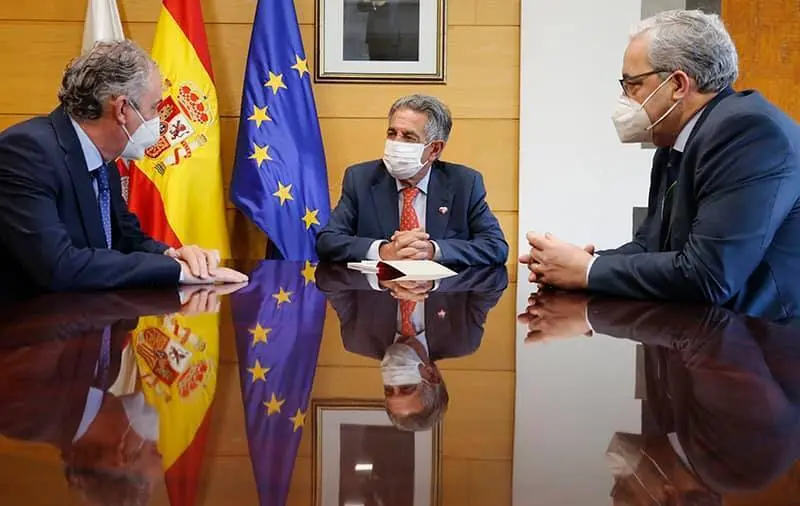 Reuni&oacute;n entre el presidente c&aacute;ntabro y el nuevo responsable del Consejo General de Colegios Oficiales de M&eacute;dicos de Espa&ntilde;a. / ALERTA