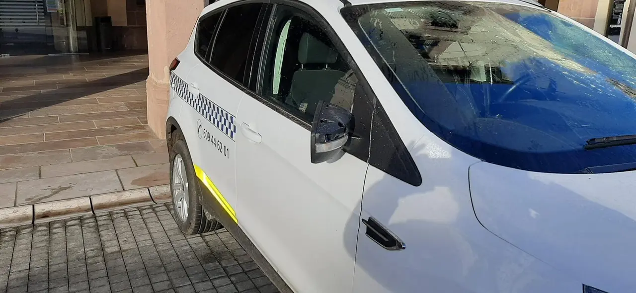 Coche de la Polic&iacute;a Local que ha sufrido "destrozos"