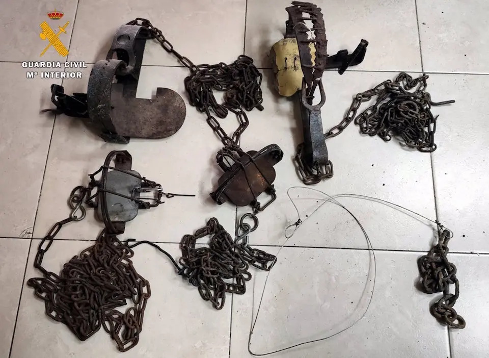 Objetos incautados por la Guardia Civil. / E. Press