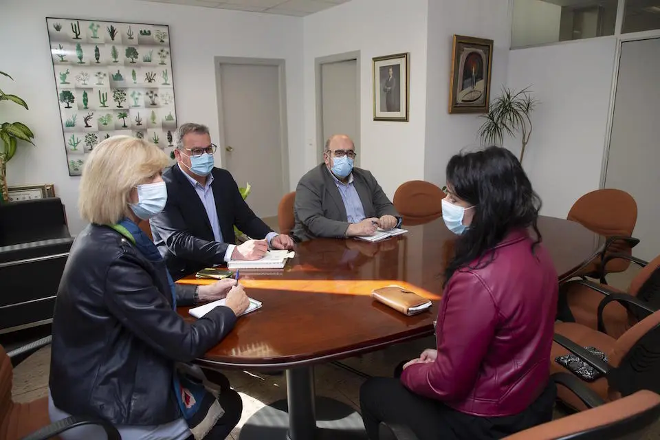 Marina Lomb&oacute;, se re&uacute;ne con la alcaldesa en funciones de Val de San Vicente, Olga Borbolla. / E. Press
