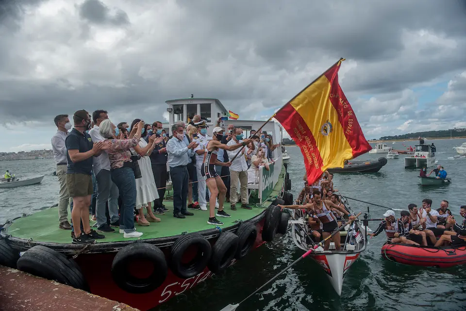 El Pedre&ntilde;ero Borja G&oacute;mez ondeando la bandera que acredit&oacute; el a&ntilde;o pasado a Zierbena como campe&oacute;n de Espa&ntilde;a en Pedre&ntilde;a. / Alerta
