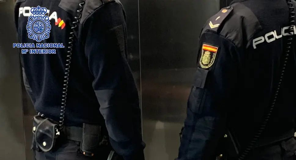 la policia sube a un piso a desmantelar una fiesta