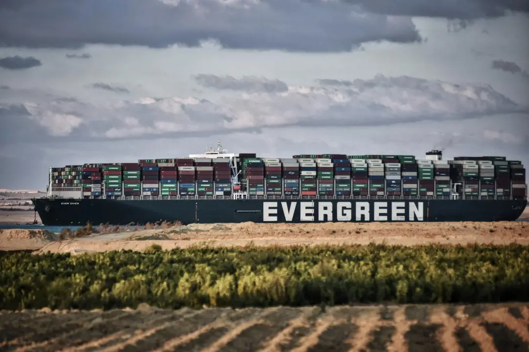 El portacontenedores "Ever Given", operado por la Evergreen Marine Corporation, navega por el Canal de Suez, despu&eacute;s de haber sido totalmente liberado y flotado. La Autoridad egipcia del Canal de Suez anunci&oacute; que el enorme buque portacontenedores encallado que ha bloqueado el Canal de Suez durante casi una semana, ha sido totalmente desalojado y ha logrado flotar en el canal. Foto: Sayed Hassan/dpa

Traducci&oacute;n realizada con la versi&oacute;n gratuita del traductor www.DeepL.com/Translator