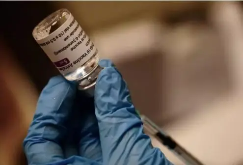 Un vial con una dosis de la vacuna de AstraZeneca - H.Bilbao - Europa Press