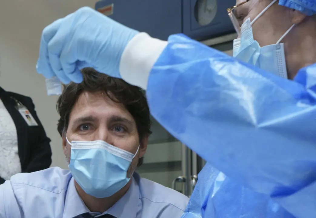 El primer ministro del Reino Unido, Justin Trudeau, recorre una cl&iacute;nica de vacunaci&oacute;n en Montreal. Foto: Paul Chiasson