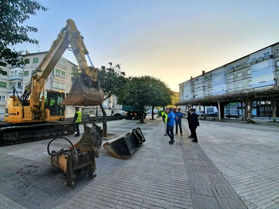 Las autoridades en la plaza del Barrio Covadonga. / ALERTA