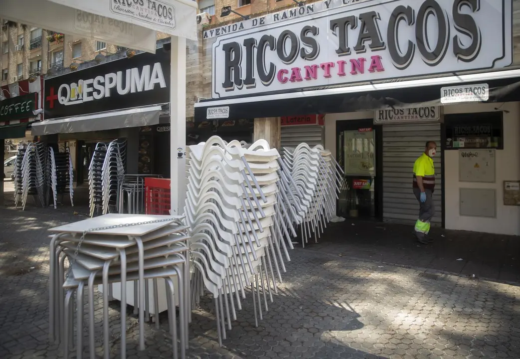 Archivo - Sillas apiladas en la terraza de un bar