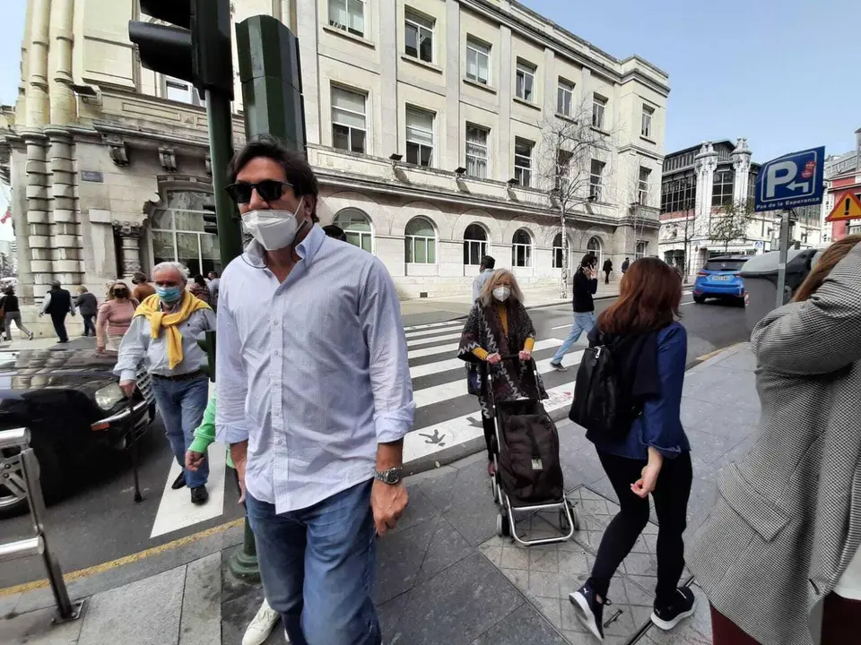 Varios ciudadanos con mascarilla en el centro de Santander. / ALERTA