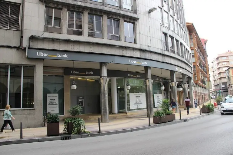 Vista de las oficinas centrales de Liberbank en Torrelavega. / S. D&iacute;az