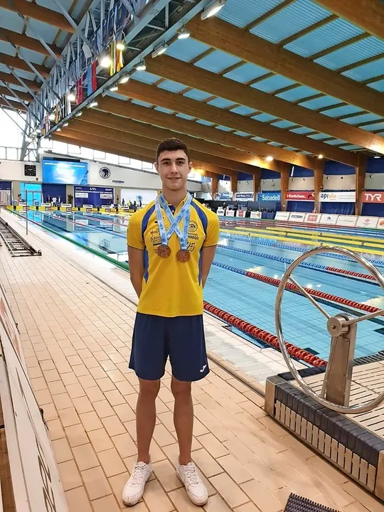 Joaqu&iacute;n Pardo, luciendo sus dos medallas. / FCN