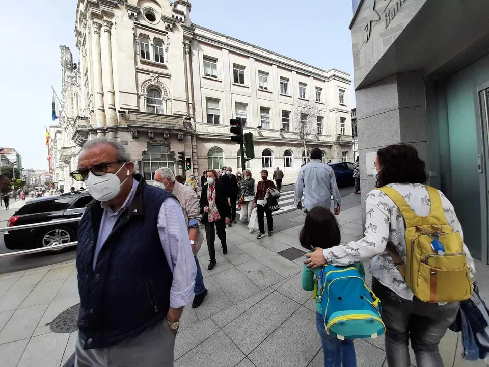 Varias personas con mascarilla transitan por el centro de Santander. / S. D&iacute;az