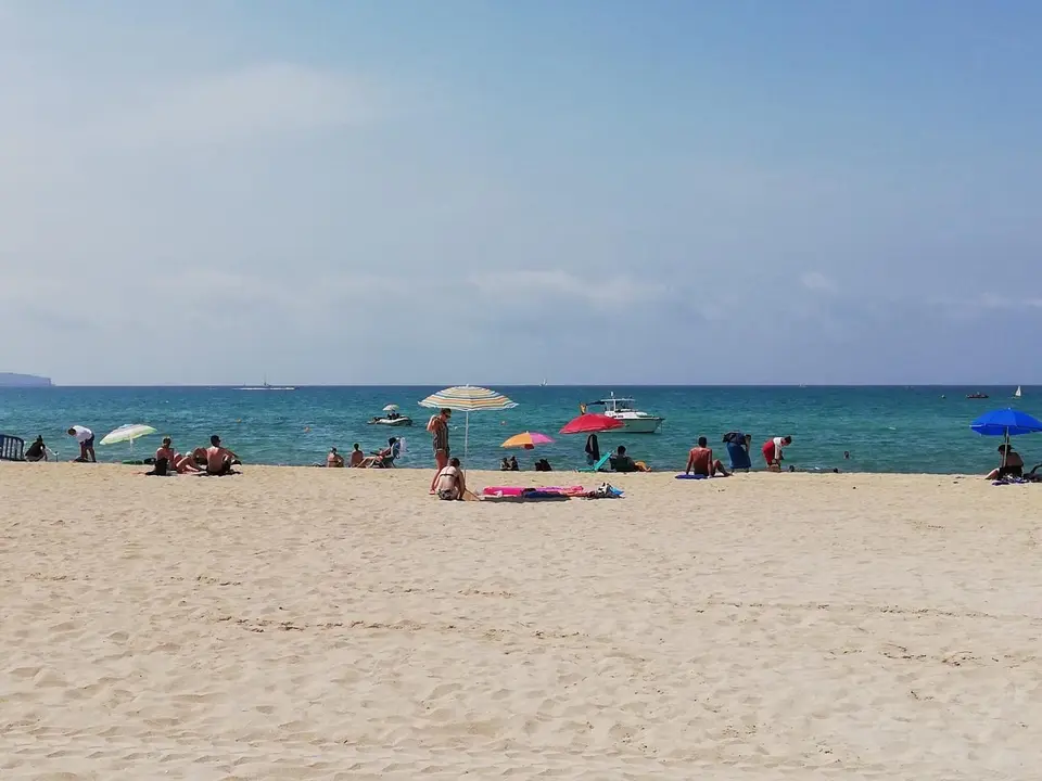 Archivo - Ba&ntilde;istas en Playa de Palma.