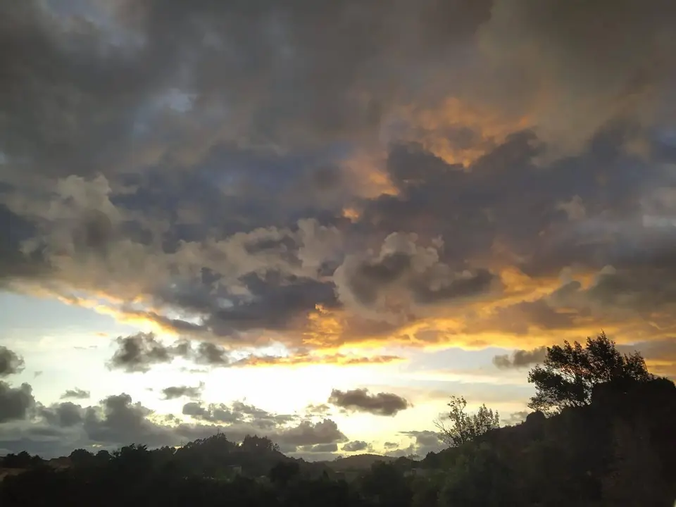 Vista del cielo c&aacute;ntabro desde Puente Arce. / Miguel &Aacute;ngel Revilla