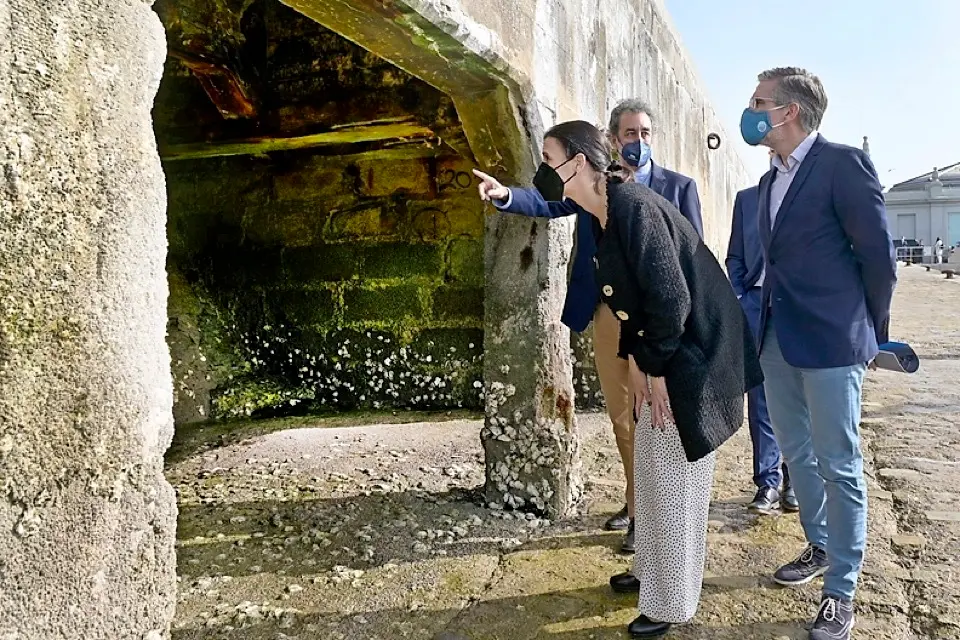 Gema Igual, C&eacute;sar D&iacute;az y Francisco Mart&iacute;n visitando la zona que ser&aacute; restaurada. / ALERTA