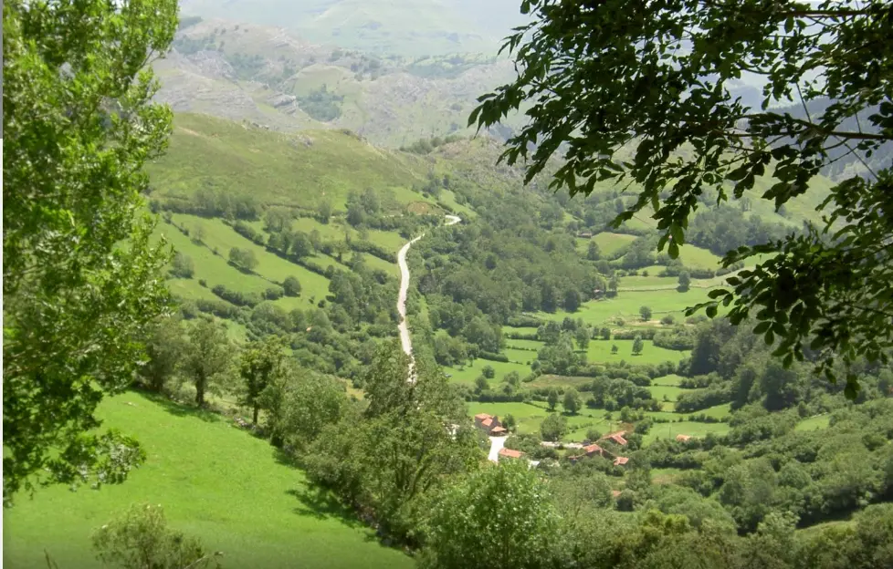 Barrio de La Solana enclavado en Miera, Cantabria. / ALERTA