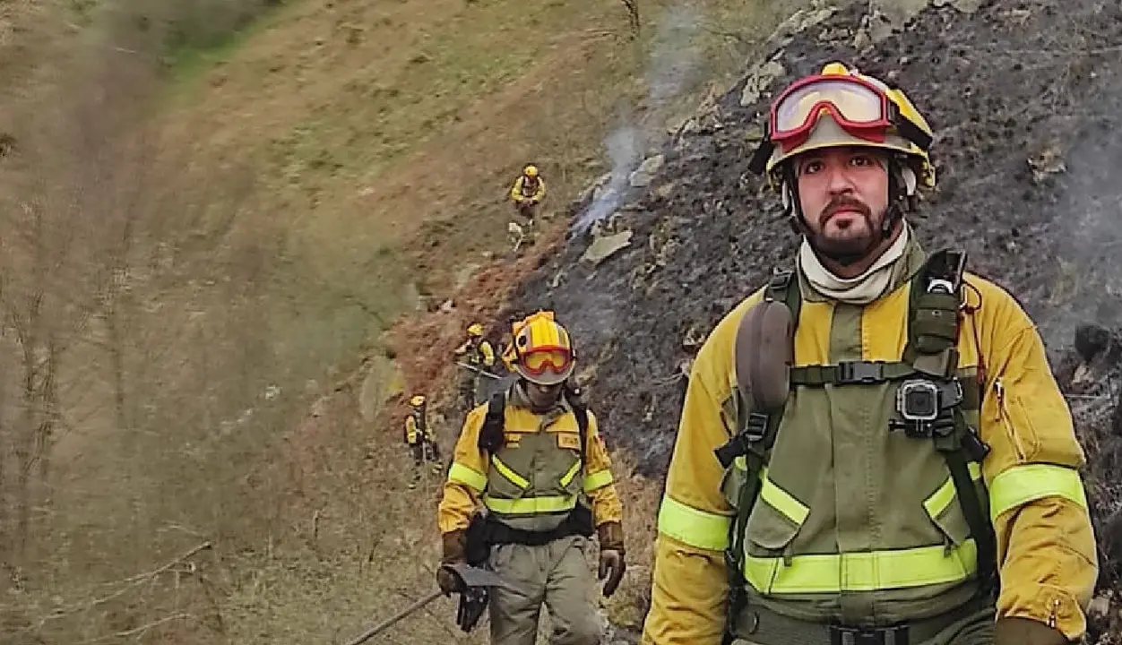 Personal del BRIF de Ruente durante las labores de extinci&oacute;n de los incendios de la Vega de Pas. / BRIF