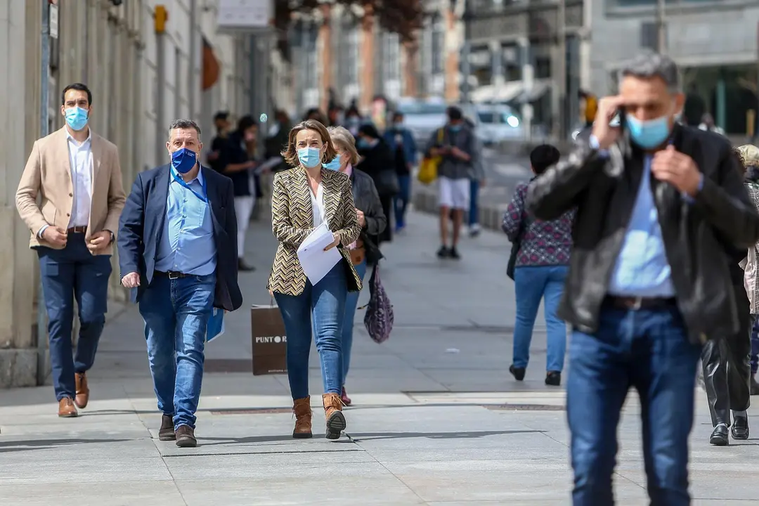 La portavoz del Grupo Parlamentario Popular en el Congreso, Cuca Gamarra (d), a su llegada a una reuni&oacute;n con familias con hijos con discapacidad en el Congreso de los Diputados, Madrid (Espa&ntilde;a), a 26 de marzo de 2021.