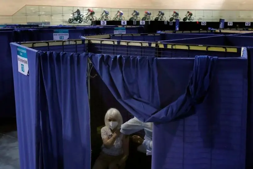 Una mujer recibe la vacuna de Pfizer en el vel&oacute;dromo de Saint-Quentin-en-Yvelines, en Francia, el pasado lunes.CHRISTOPHE ENA / AP
