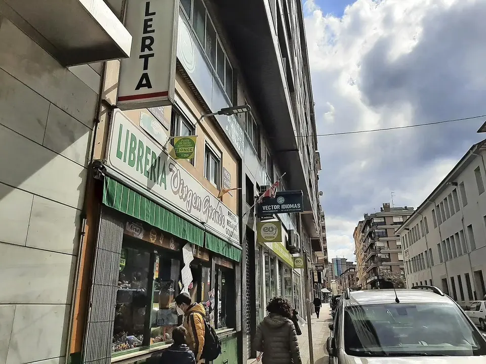 Vista de la Librer&iacute;a Virgen Grande en la calle Augusto G. Linares de Torrelavega. / S. D&iacute;az