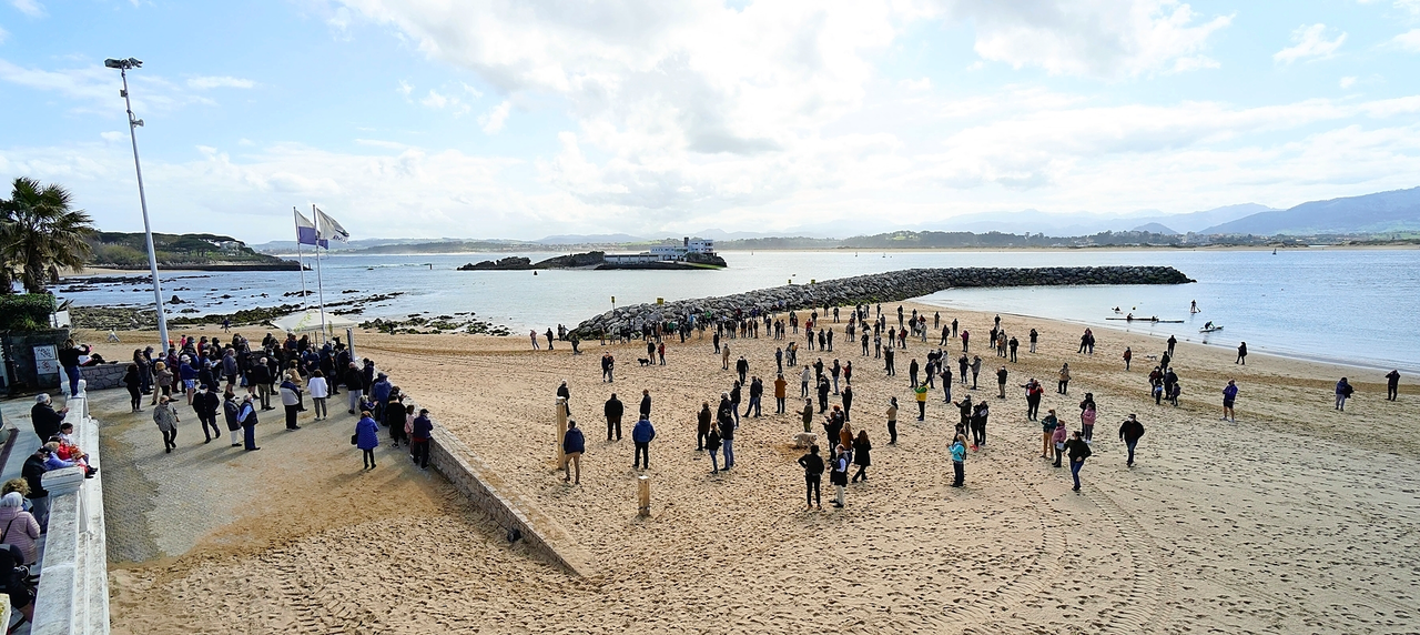 Una nueva plataforma ciudadana convoca una concentraci&oacute;n con el lema "Salvar el espig&oacute;n es salvar la Magdalena". Playa de La Magdalena. / HARDY
