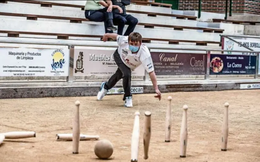 El jugador de H. Borbolla &Aacute;ngel Velasco birlando durante el encuentro ante San Jorge. / Reguera