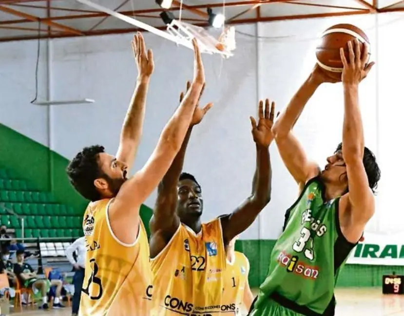 Un jugador del Pas Pi&eacute;lagos se eleva ante la defensa del Bezana para lanzar a canasta. / ALERTA