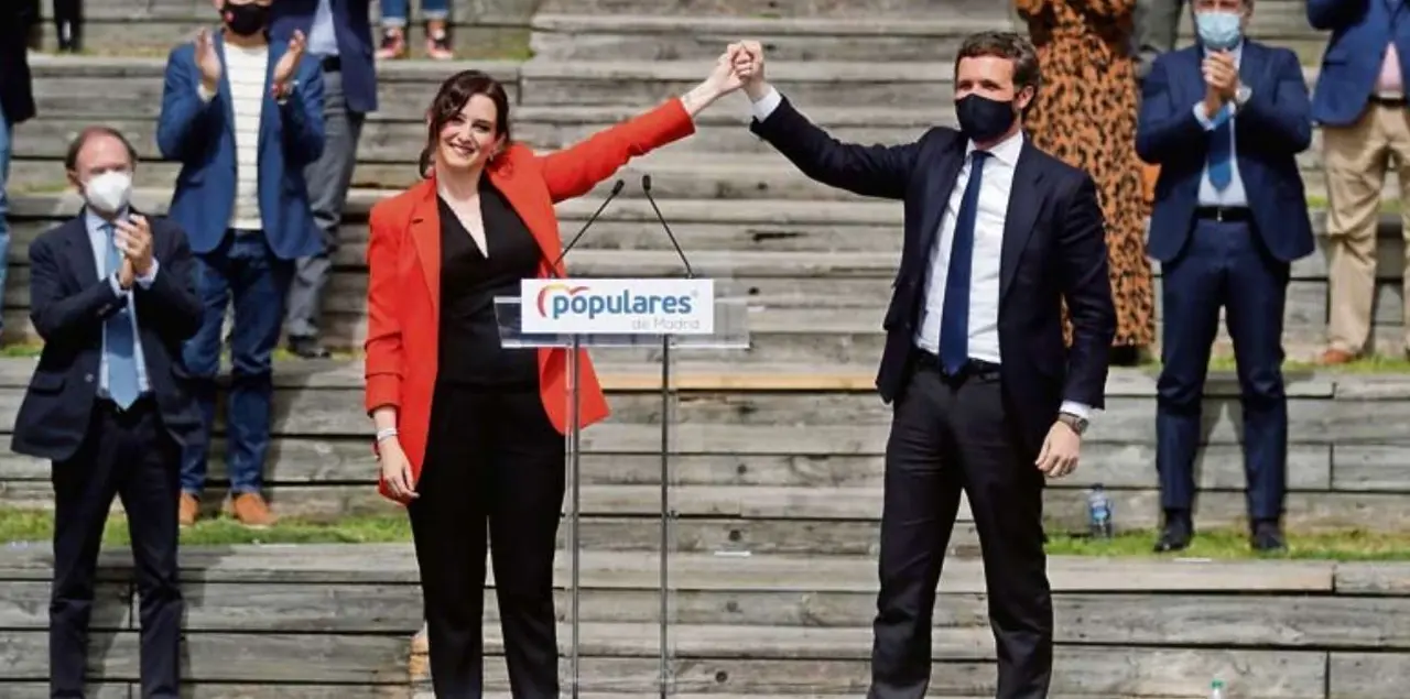 ayuLa presidenta de la Comunidad de Madrid y candidata a la reelecci&oacute;n, Isabel D&iacute;az Ayuso, junto a Pablo Casado, durante la presentaci&oacute;n. / EFE/ J. C. Hidalgo