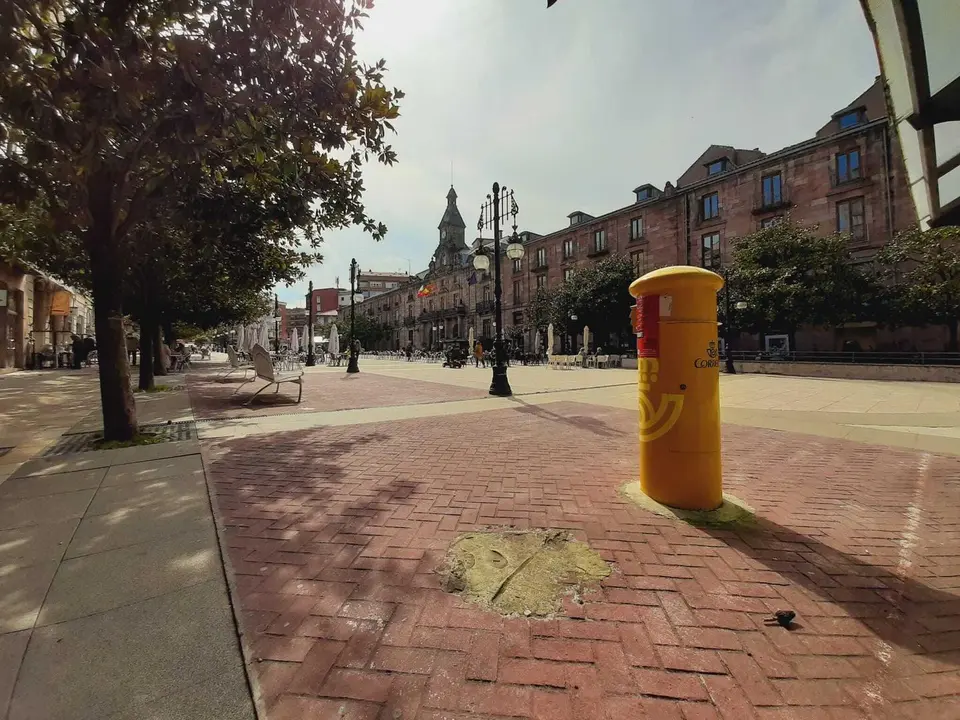 Vista de la plaza del Ayuntamiento de Torrelavega. / S. D&Iacute;AZ