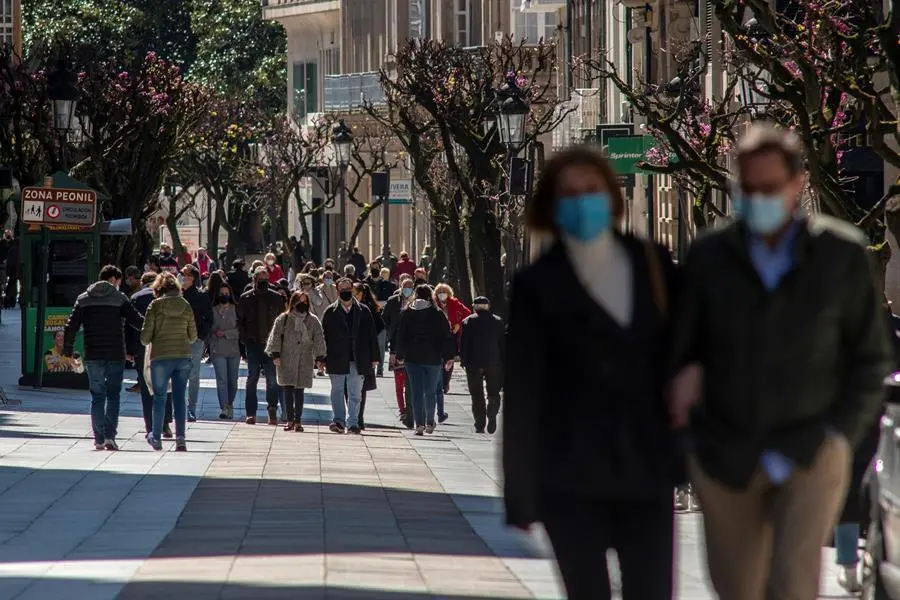 Varias personas caminan por la c&eacute;ntrica calle de El Paseo de Ourense. EFE/ Brais Lorenzo/Archivo