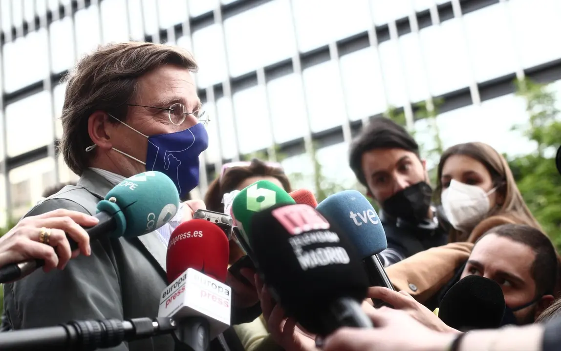 El alcalde de Madrid, Jos&eacute; Luis Mart&iacute;nez-Almeida, responde a los medios a su llegada al acto de toma de posesi&oacute;n de la nueva delegada del Gobierno en la Comunidad de Madrid, Mercedes Gonz&aacute;lez, en la sede de la Delegaci&oacute;n del Gobierno, Madrid, (Espa&ntilde;a), a 