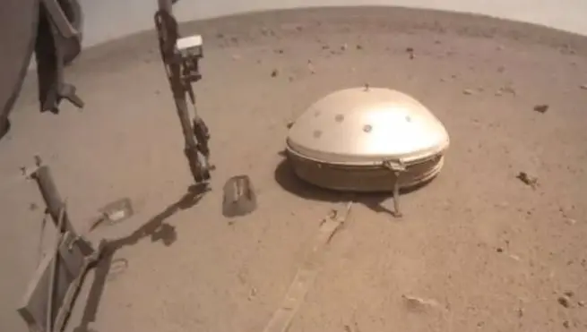 Insight mueve tierra como preparaci&oacute;n para tapar la conesi&oacute;n con su sism&oacute;metro - NASA