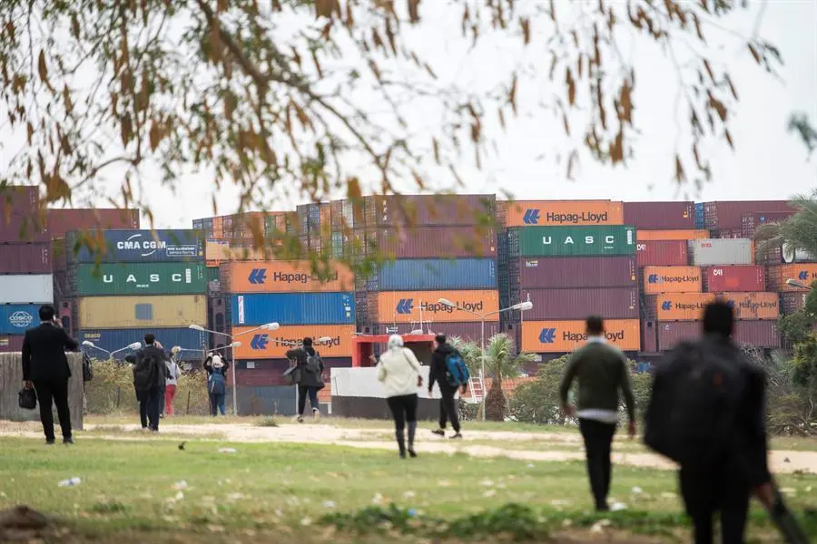 Un buque de carga navega por el Canal de Suez en Ismalia, Egipto, este martes. Los convoyes de barcos que habitualmente transitan en ambas direcciones del canal de Suez retomaron su actividad este martes, despu&eacute;s de que la v&iacute;a mar&iacute;tima quedara finalmente desbloqueada el lunes por la tarde cuando fue reflotado el portacontenedores "Ever Given", que estuvo encallado desde el d&iacute;a 23 creando una gran congesti&oacute;n. EFE/ Mohamed Hossam