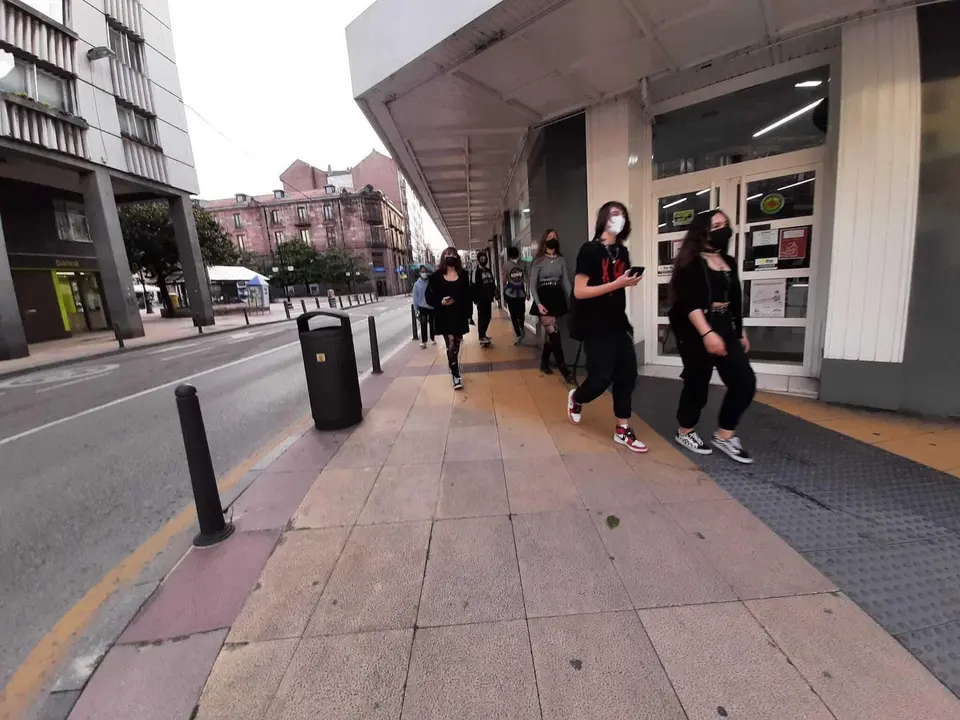 Varios j&oacute;venes con mascarilla disfrutan de la tarde de ayer en la capital del Besaya. / S. D&iacute;az