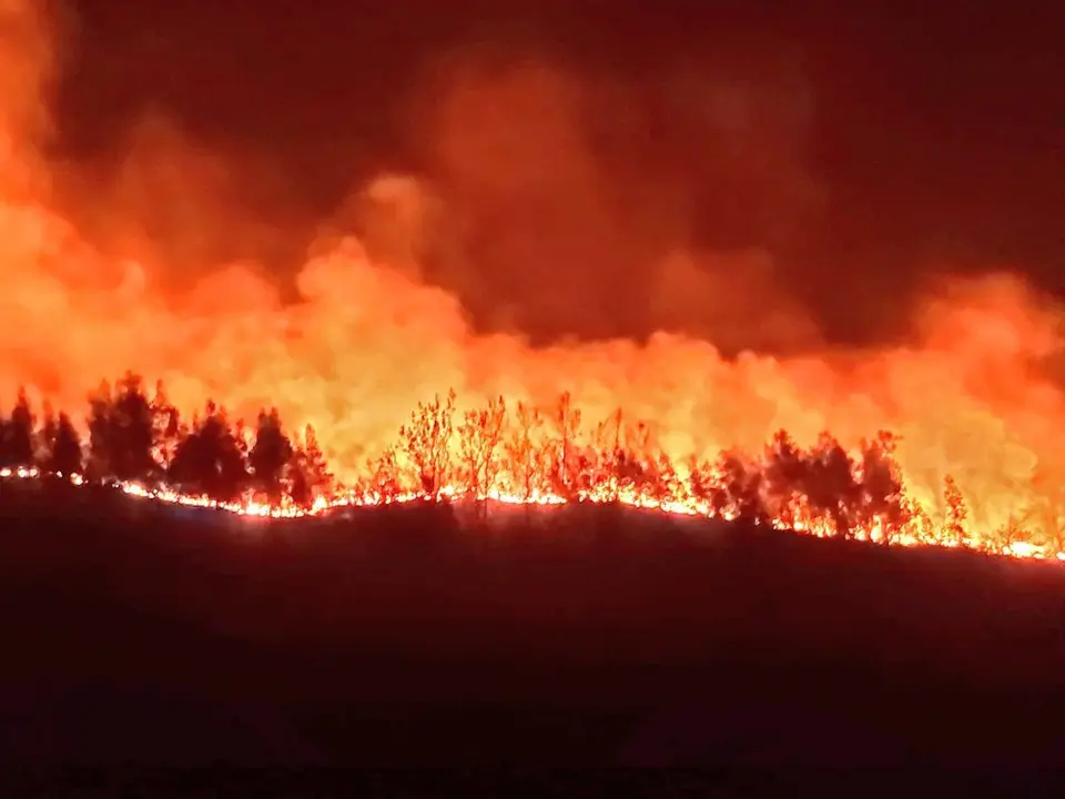 Cuatro incendios forestales activos en #VegadePas, #SanPedrodelRomeral, #Ruesga y #Soba. En los tres primeros d&iacute;as de abril se han provocado 35 #IIFF en #Cantabria. Si ves quemar o sabes quien lo hace llama al 112. Cuidar de nuestro patrimonio natural es tarea de todos.