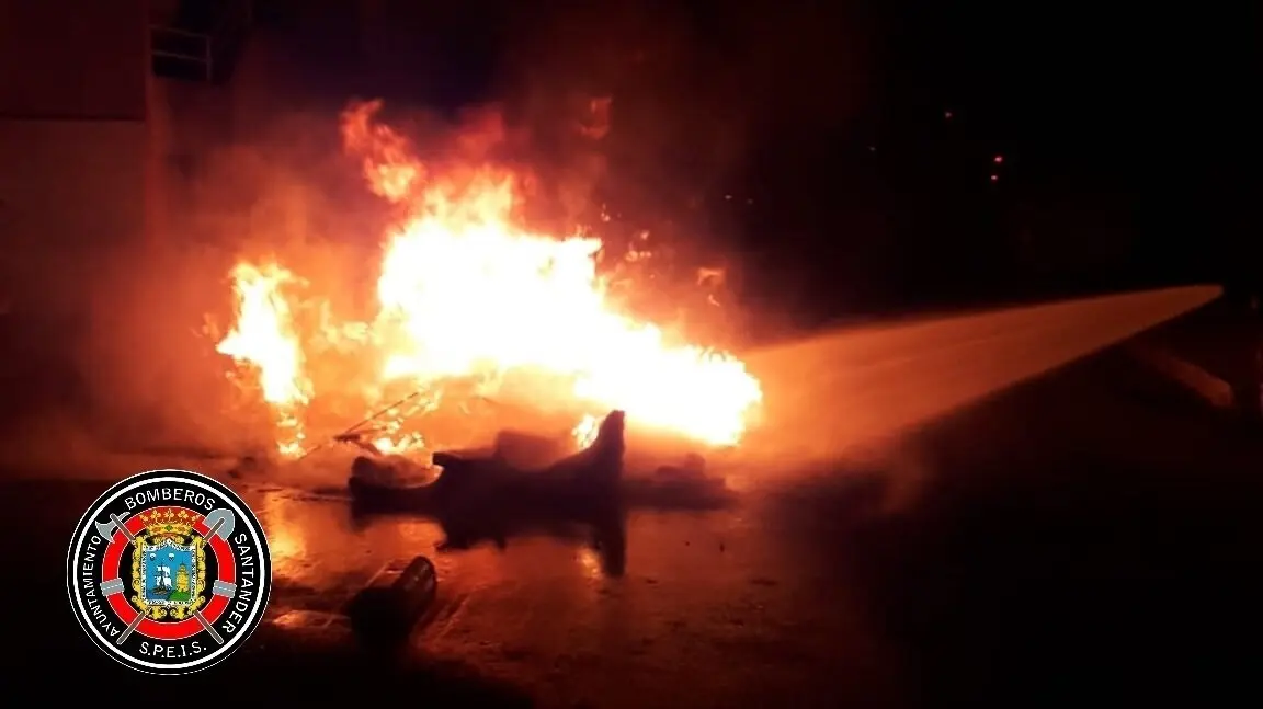 Fuego en cuatro contendores de madrugada, en la calle Simancas de Santander