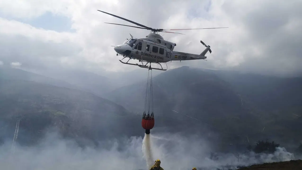 Vista del helic&oacute;ptero del Gobierno de Espa&ntilde;a durante las labores de extinci&oacute;n en Cantabria. / BRIFF