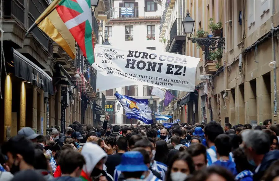 Una multitud de aficionados de la Real Sociedad se re&uacute;nen en la Parte Vieja de San Sebasti&aacute;n, antes de la celebraci&oacute;n de la final de la Copa del Rey que disputar&aacute;n esta noche ante el Athletic de Bilbao en Sevilla. EFE/Juan Herrero