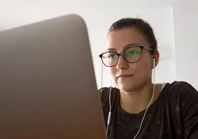 Una joven estudia en su port&aacute;til en el periodo del confinamiento. / ALERTA / ARCHIVO