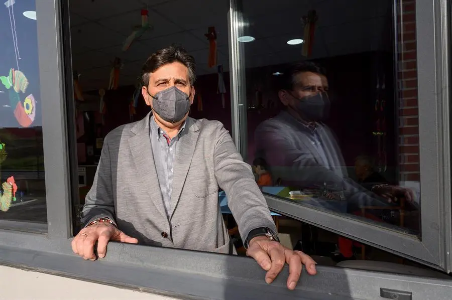El presidente de la Federaci&oacute;n Empresarial de la Dependencia en Cantabria, Rub&eacute;n Otero, posa durante una entrevista con Efe en la que ha asegurado que la pandemia va a cambiar el modelo de las residencias, para hacerlas de menor tama&ntilde;o y m&aacute;s compartimentadas con grupos burbuja. EFE/Pedro Puente Hoyos