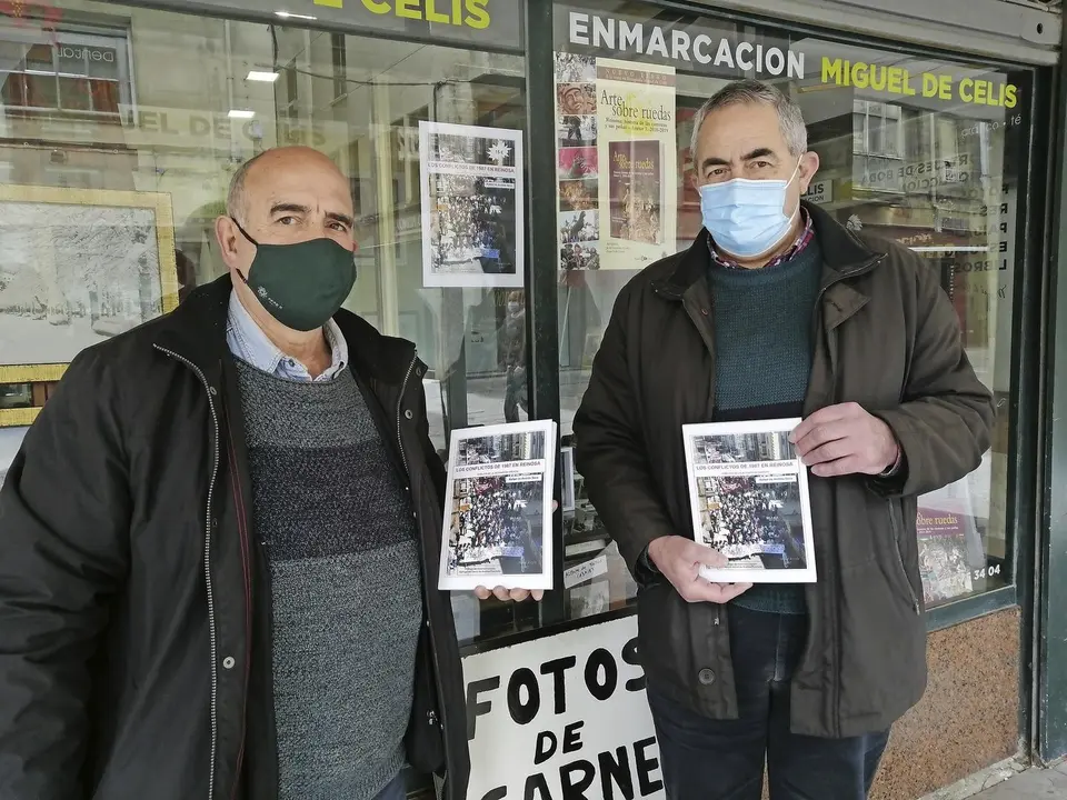 Miguel de Celis y Rafael de Andr&eacute;s muestran el libro reci&eacute;n editado sobre los conflictos de 1987. / Queimadelos
