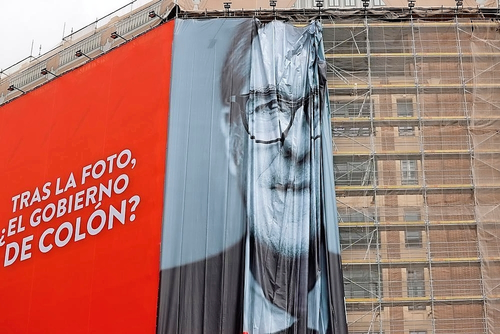 Cartel del candidato del PSOE a la Presidencia de la Comunidad de Madrid, &Aacute;ngel Gabilondo, es colocado en la
fachada de uno de los edificios de la madrile&ntilde;a plaza de Callao. / EFE/Mariscal