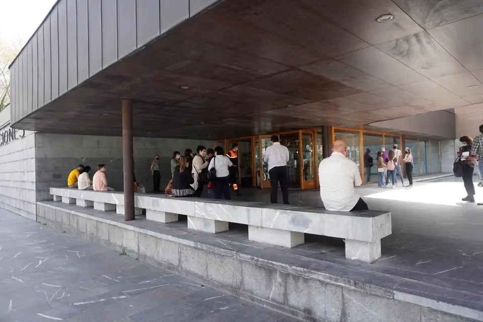 Vista de la entrada del Palacio de Exposiciones donde se est&aacute; llevando a cabo la vacunaci&oacute;n contra el coronavirus. / HARDY
