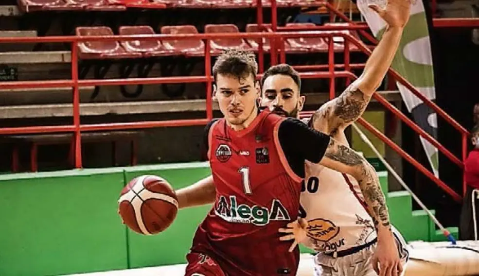 Leo Cizmic avanza tras superar a un rival. / Clavijo