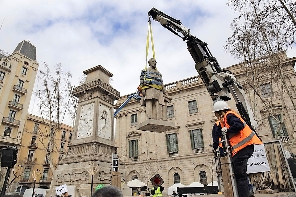 Retirada de la estatua del Marqu&eacute;s de Comillas en Barcelona. / E. Press