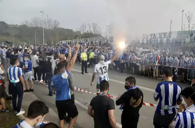 Aficionados despiden a la Real Sociedad en su partida hacia Sevilla, a 2 de abril de 2021, en San Sebasti&aacute;n, Euskadi (Espa&ntilde;a). - Javi Colmenero - Europa Press