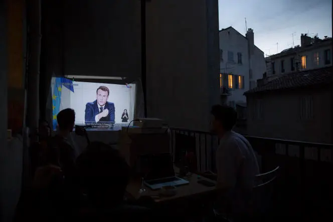 Discurso televisivo de Emmanuel Macron visto desde Marsella (Bouches-du-Rh&ocirc;nes), el 31 de marzo. DANIEL COLE / AP