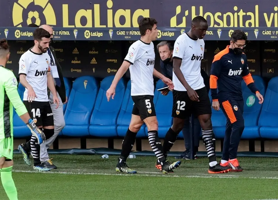 Diakhaby abandona el terreno de juego junto a sus compa&ntilde;eros tras recibir supuestos comentarios racistas en el estadio Ram&oacute;n de Carranza. / Rom&aacute;n R&iacute;os