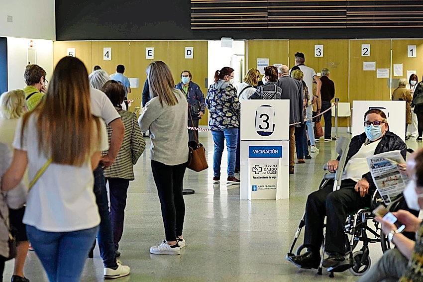 Personas mayores de 80 a&ntilde;os, polic&iacute;as, bomberos y profesores esperan para ser vacunados. / e. press