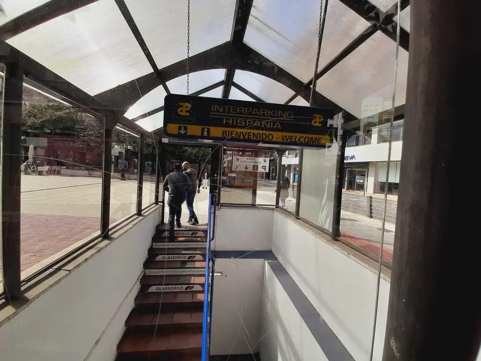 Dos personas salen del parking del Bulevar Luciano Demetrio Herrero. / S. D&iacute;az