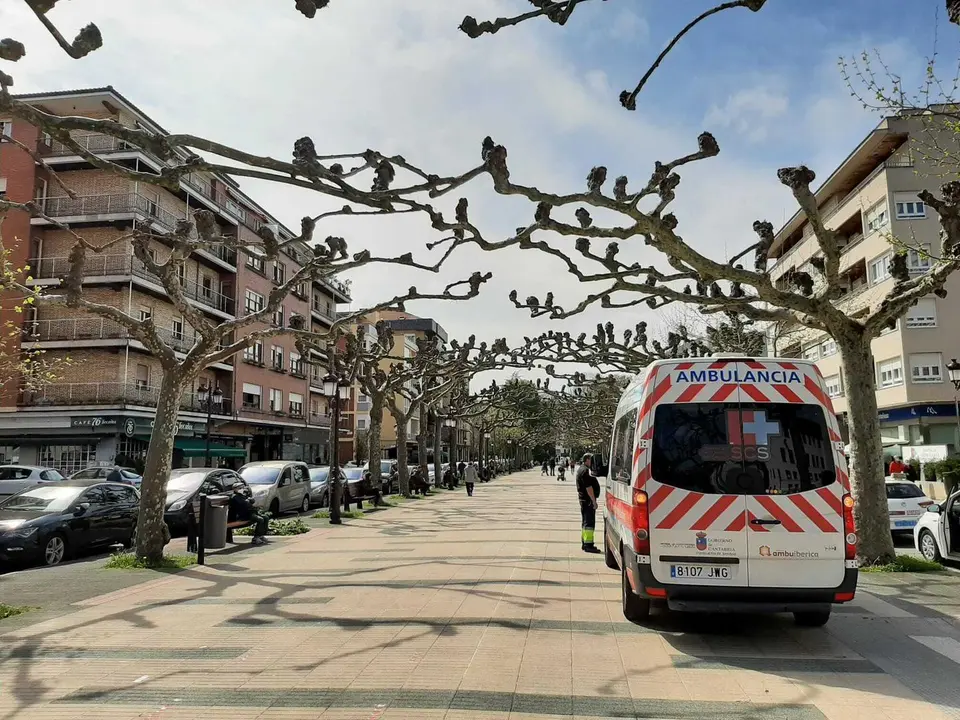 Una ambulancia situada enfrente del Centro de Salud de la Avenida de Espa&ntilde;a de Torrelavega. / S. D&iacute;az
